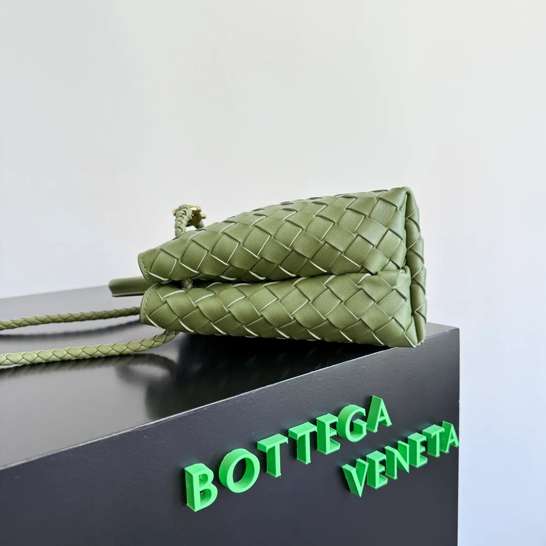 The 2023 new Andiamo batch 1860BV is shipped‼ ️Really popular🔥The new Andiamo woven handbag launched by Bottega Veneta this season is really popular all over the world! ! Celebrities at home and abroad have worn it, and Oscar-winning actress Michelle Yeoh has taken it out on the street. Song Jia, Trai Yara, Yu Feihong, Sanji Ayaka, Rosie Hunting-Whiteley, Yoshioka Riho, etc. have all picked up this bag. It is classic and versatile, showing off its temperament, and the bag capacity is also large, which is very convenient for daily commuting! ! A variety of carrying methods, the shoulder straps can be adjusted by yourself, the original lambskin feels soft and delicate, and the unisex style breaks gender boundaries and brings a more practical and longer-lasting use experience. Andiamo, which has both elegant and casual styles, perfectly interprets the true appearance of "fashionable old money style". Style number: 743568 Size: 25*22*10.5cm